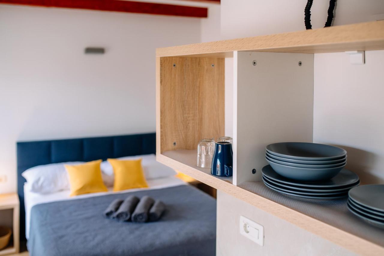 Apartma Art Deco Walls By Duhomes *