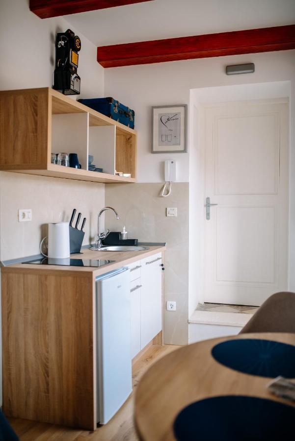 Apartma Art Deco Walls By Duhomes